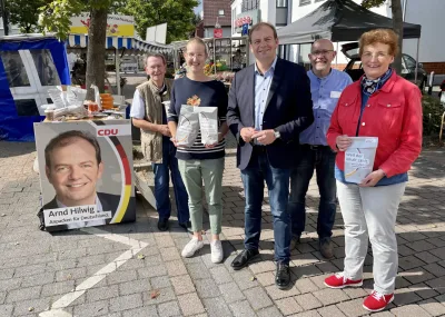 Beitragsbild: Arnd Hilwig auf dem Wochenmarkt Bork